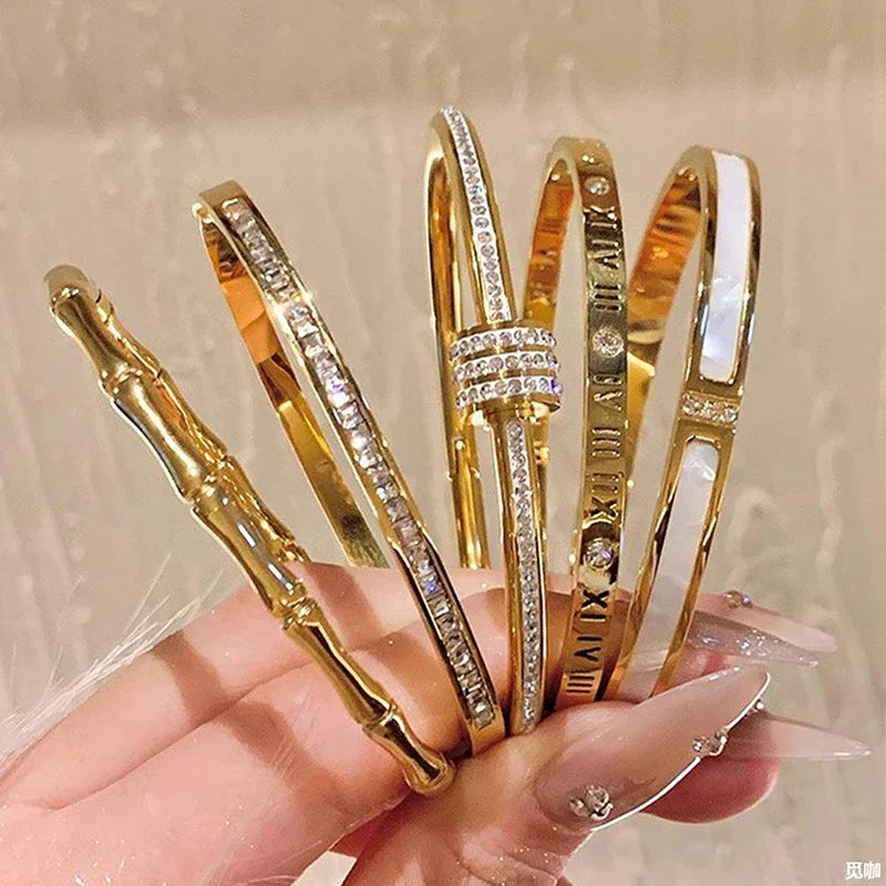 Classic Bracelet with Mother-of-Pearl and Zirconia Detail